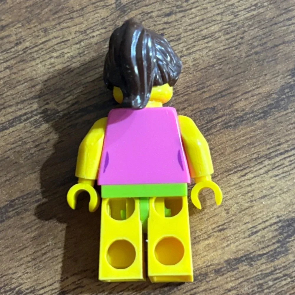 LEGO City Minifigure Pink Shirt Brown Ponytail Yellow Legs Bathing Suit Beach